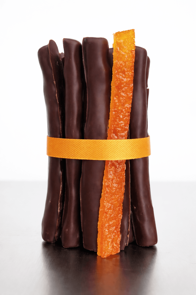 Kandierte Orangenstäbchen teilweise mit Zartbitterschokolade überzogen, dekorativ gebündelt – von eve chocolatière Tübingen