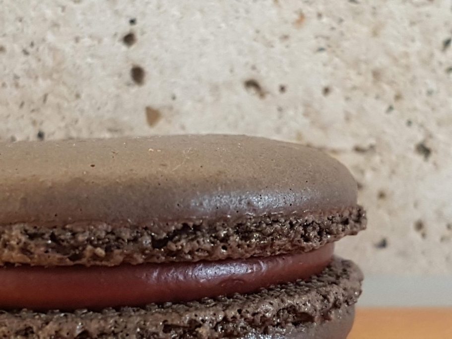 Edler Schokoladen-Macaron mit zarter Ganachefüllung und knuspriger Mandelhülle – handgemachtes Macarons von Eve Chocolatière Tübingen