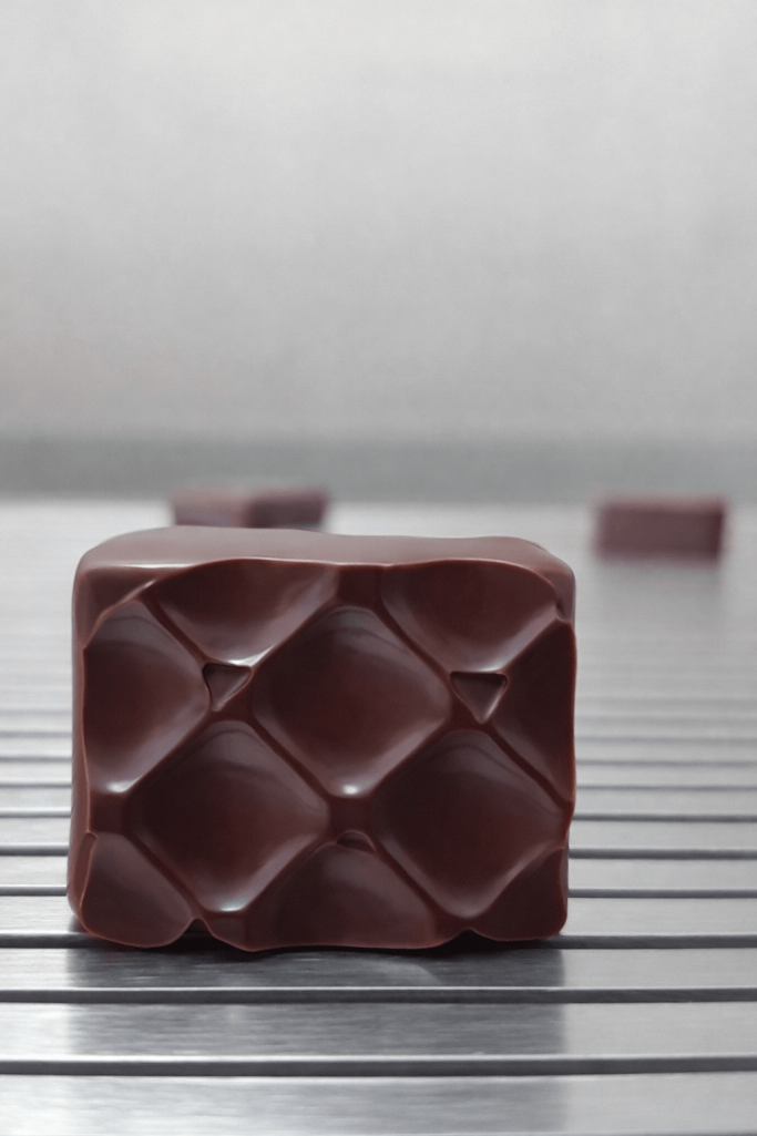 Handgemachte Earl Grey Praline aus dunkler Schokolade von Eve Chocolatière Tübingen mit feiner Bergamotte- und Tee-Note