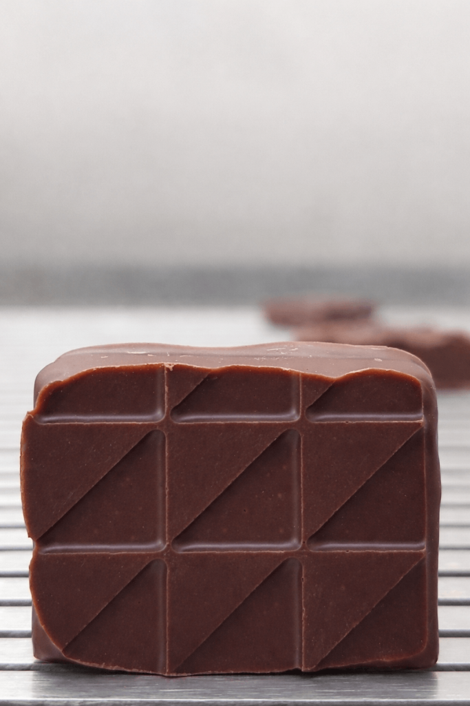 Handgefertigte Café-Praline aus feinster Schokolade mit modernem geometrischem Muster – edle Spezialität von Eve Chocolatière Tübingen