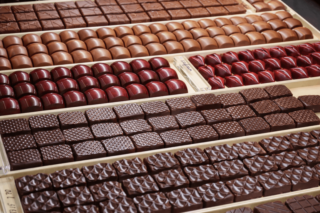 Hochwertige handgemachte Pralinen in einer stilvollen Pralinenauslage der Chocolatiere Eve in Tübingen