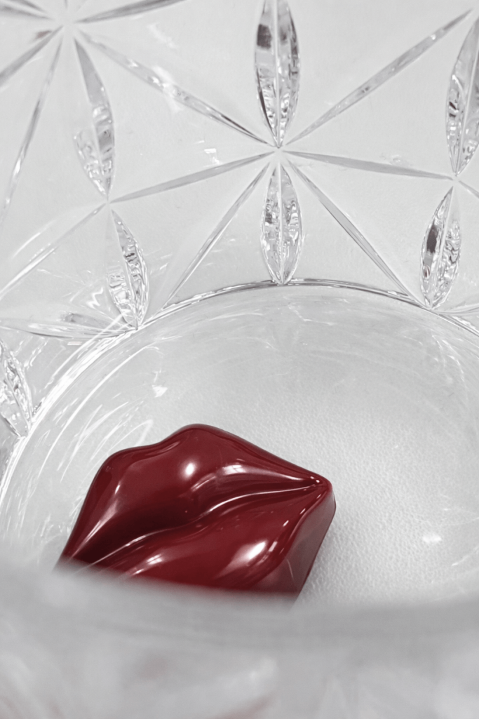 Rote Safran-Praline in eleganter Mundform aus feiner Schokolade – exklusiv handgemacht von eve chocolatière Tübingen